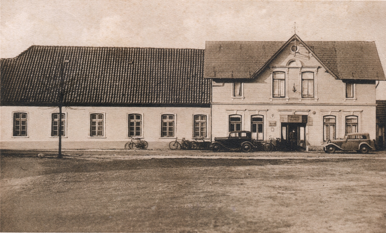 Gasthof 50er: Gasthof am Markt in den 50er Jahren. Der hintere Teil wurde später aufgestockt, die Tür in der Mitte links an die Seite verlegt.