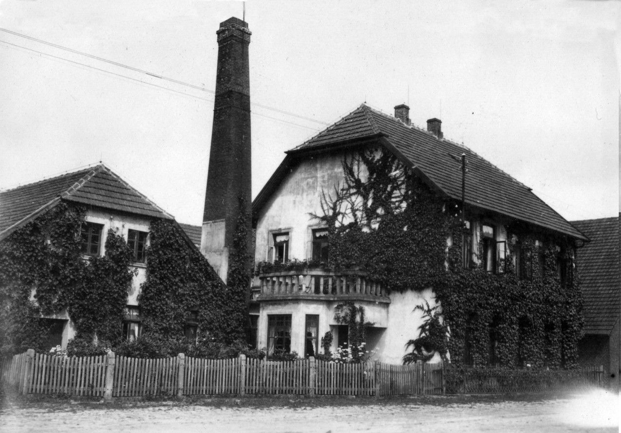 1927: Brennerei und Haus im Sommer 1927. Die Brennerei links wurde um 1930 aufgestockt.